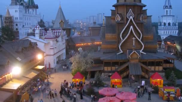 Lidé chodí v staré ruské architektonický komplex, časová prodleva — Stock video