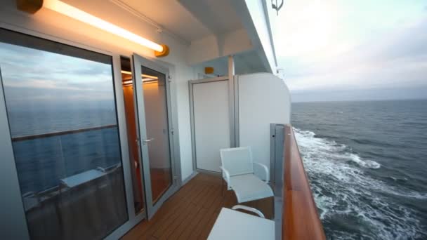 Balcon séparé de la cabine du bateau avec chaises et petite table — Video