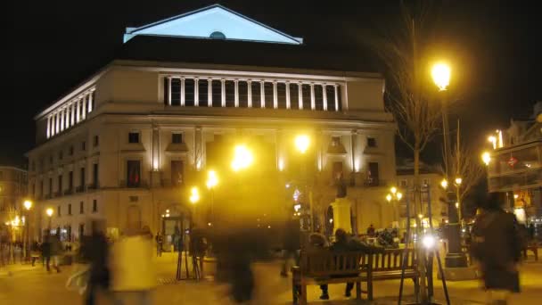 Turistas caminan frente al Teatro Real por la noche — Vídeos de Stock