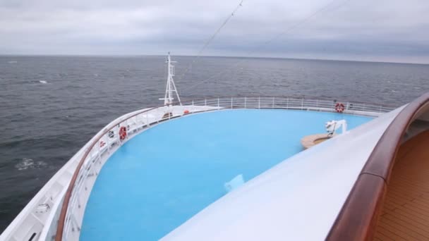 Riesiger Liner schwimmt am Nachmittag auf See gegen bewölkten Himmel — Stockvideo