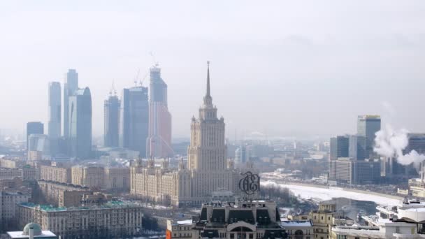 Гостиница "Украина" стоит перед бизнес-центром Москвы — стоковое видео