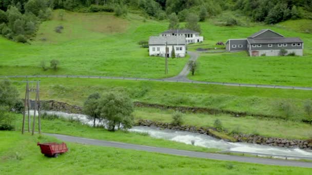 Ağaçların altında dağ arasında Nehri yakınında birkaç ülke evleri — Stok video