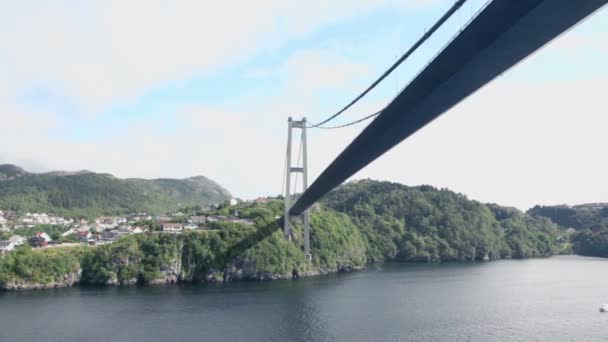 Wisiorek ogromny most na wybrzeżu z domów wśród lasów — Wideo stockowe