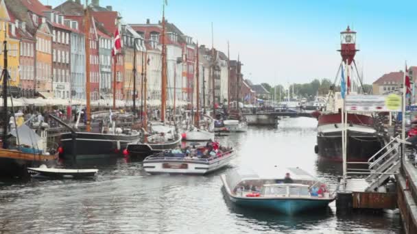 Barcos de excursão no canal Nyhavn em Copenhague, Dinamarca — Vídeo de Stock