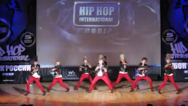 Команда Forse Boom танцует хип-хоп на сцене дворца культуры — стоковое видео