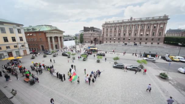 Kleine demonstratie op het plein in de buurt van bouwwerk van het Zweedse Parlement — Stockvideo