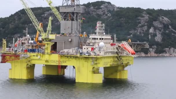 Plataforma de perforación Coslpioner se encuentra en Stavanger golfo — Vídeo de stock
