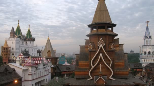 Roofs of Old Russian buildings stand against cloudy sky — Stock Video