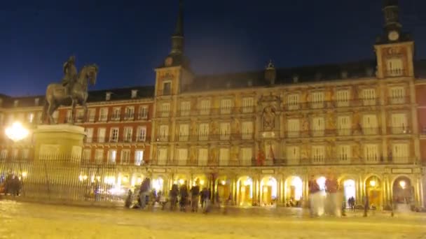 I turisti camminano su Plaza Mayor di notte a Madrid — Video Stock