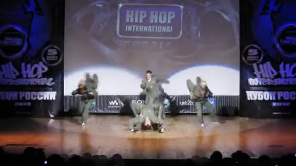 Dalshe Nekuda dança hip-hop na cena do palácio da cultura — Vídeo de Stock