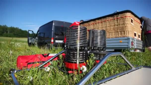 Fackel liegt nach Flug auf grünem Gras neben Korb — Stockvideo