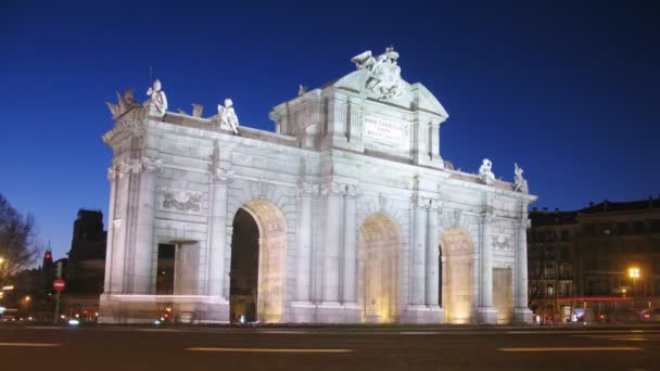 Auto vanno vicino alla porta Puerta de Alcala sulla piazza Indipendenza — Video Stock