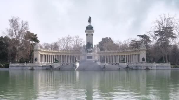 Памятник королю Альфонсо стоит в парке Buen Retiro, время истекло — стоковое видео