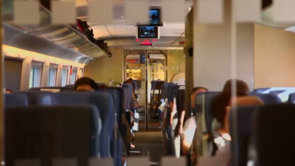 Menschen sitzen im Bus mit digitalem Bildschirm unter der Decke — Stockvideo