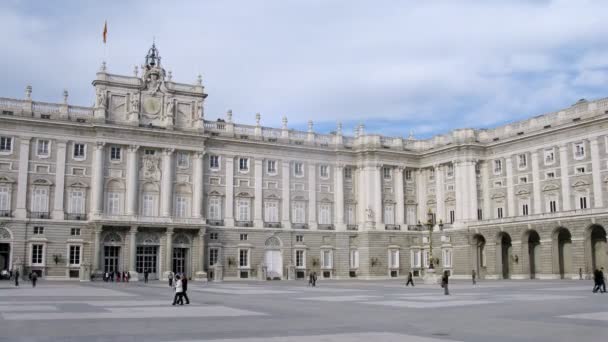 Turistas vão passear no Palácio Real durante o dia — Vídeo de Stock