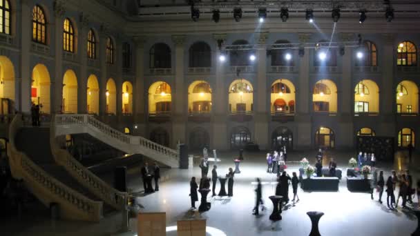 Les gens vont dans la salle et communiquent après un événement festif — Video