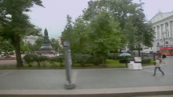 Several citizens walk near park of Aleksandrovsky theater — Stock Video