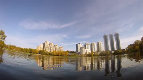 Riflessione di nuovi edifici è visibile nel lago — Video Stock