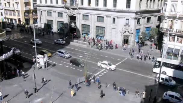 Люди проходять Gran Via площі на пішохідний перехід — стокове відео