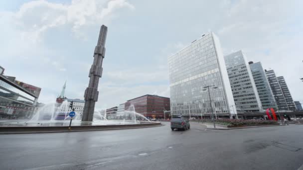 Cars ride by road near Sergels Torg Fountain — Stock Video