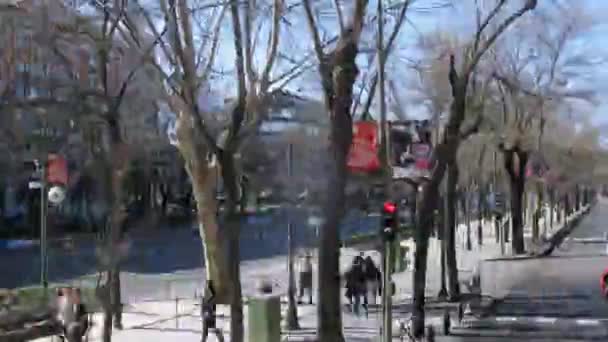 Bus gaan rond stad in de namiddag in madrid — Stockvideo