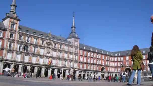 Toeristen lopen op plaza mayor in middag — Stockvideo