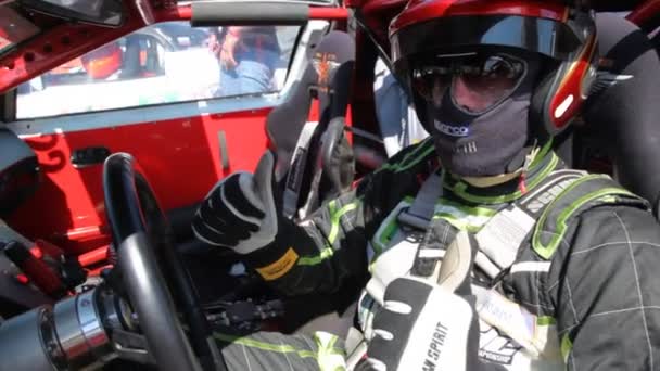 Pilot sedí v autosalonu, na třetí fázi šampionátu na drift — Stock video