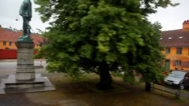 Gebäude, Straßen, die hinter Zugfenster vorbeifliegen — Stockvideo