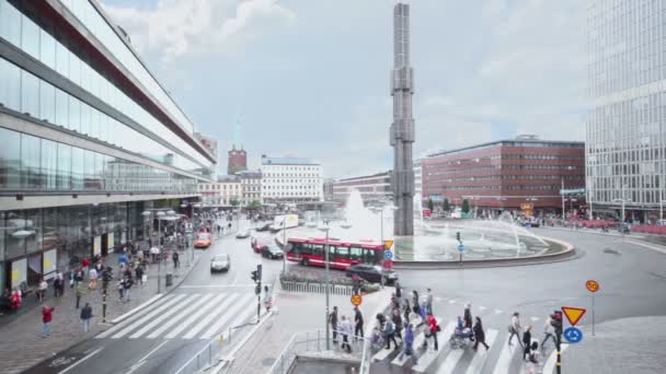 Люди ходят мимо зебры в Sergels Torg с дневным движением — стоковое видео