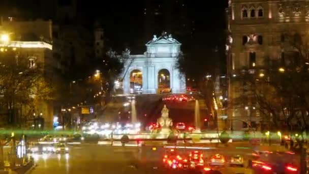 Cars go near Puerto Alcala gate at night — Stock Video