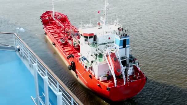 Navire industriel flottant à la journée ensoleillée d'été, vue d'en haut — Video