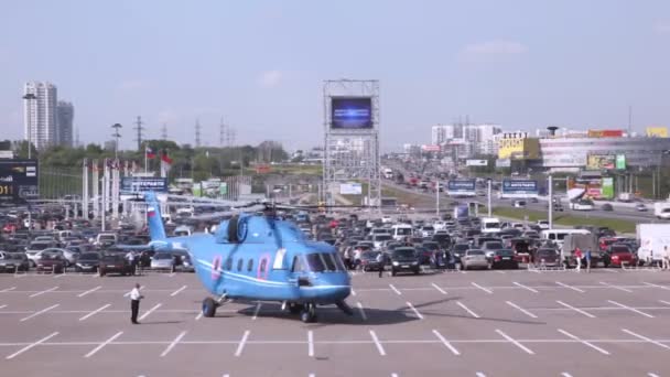 Helikopter vliegt omhoog op internationale tentoonstelling — Stockvideo