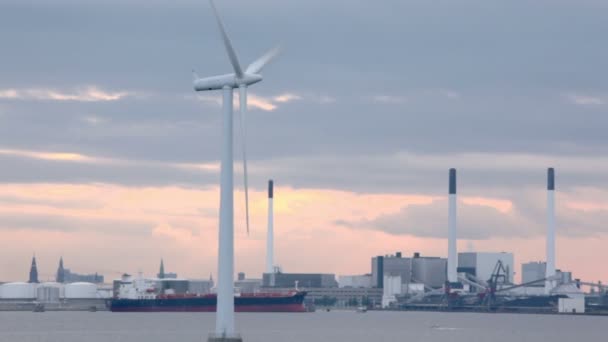 Moinho de vento para geração de energia elétrica no mar perto da fábrica — Vídeo de Stock