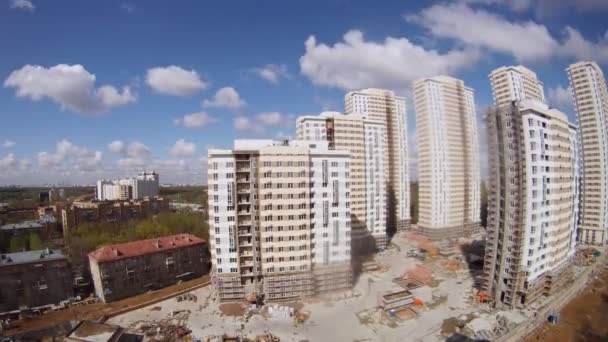 Altes fünfstöckiges Haus steht in der Nähe im Bau — Stockvideo