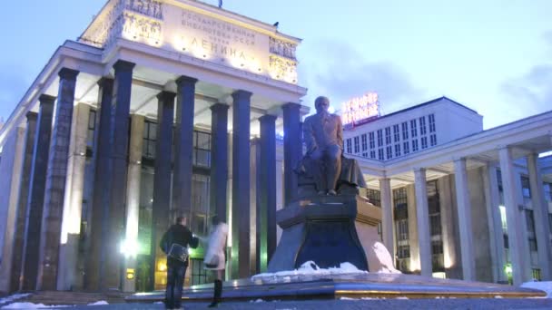 Monument to Lenin stands near Lenin Russian state library — Stock Video