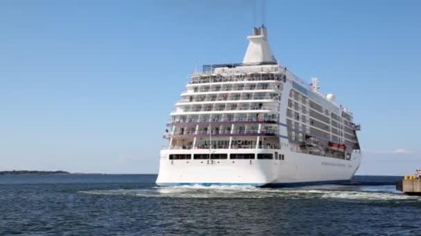 Großes Passagierschiff verlässt Anlegeplatz im Meer — Stockvideo
