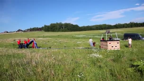 Pracovníci klubu letectví vzduchoplavec shromažďuje balón zařízení — Stock video