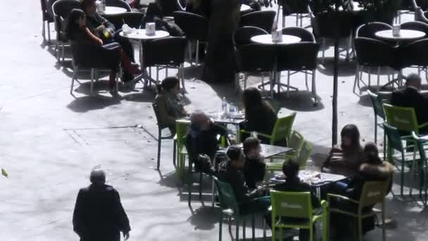 La gente come en la cafetería en la calle por la tarde — Vídeos de Stock