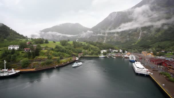 Puerto en valle del fiordo con casas y barco flotante — Vídeos de Stock