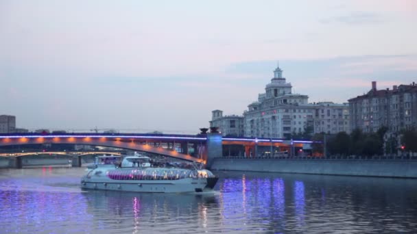 Schiff schwimmt in der Nähe der Metrobrücke Smolensky und Verkehr am Kai — Stockvideo