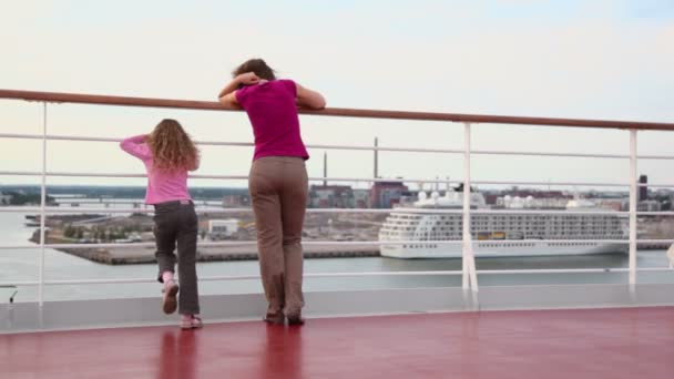 Mère avec fille debout sur le pont et regarder navire dans le port — Video