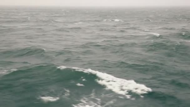 Ren blå himmel på horisonten av marinmålning med vågig vattenyta — Stockvideo