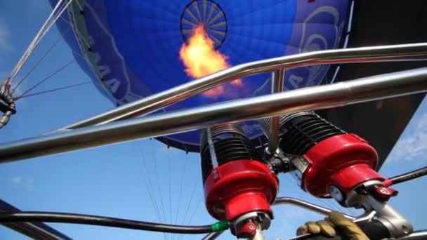 Brennende Fackel erhitzt Luft im Ballon des Luftfahrtvereins — Stockvideo