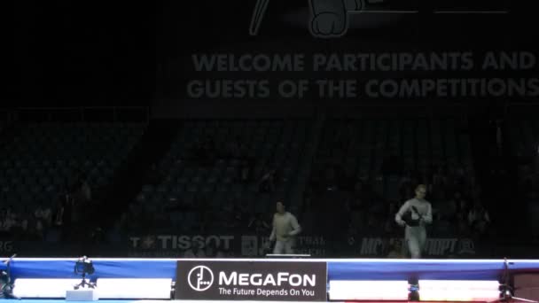 Judge watches fencing of women on championship in fencing — Stock Video