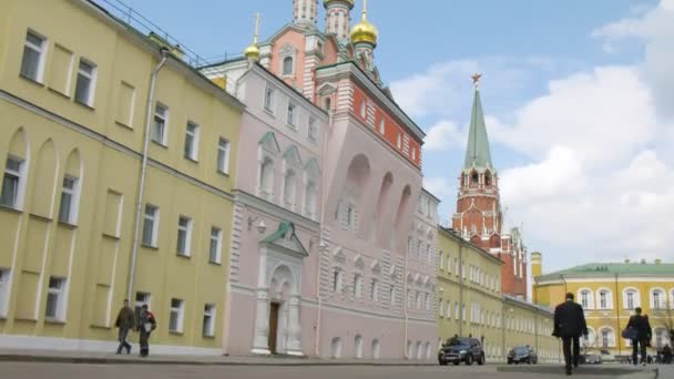 Lidé jdou na silnici v odpoledne u starých budov Kremlu — Stock video