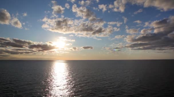 Γραμμή του ορίζοντα διαίρεση της θάλασσας και του ουρανού με τα σύννεφα και ήλιο — Αρχείο Βίντεο