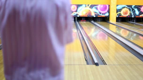 Man throws bowling ball and makes strike by beats all skittles — Stock Video