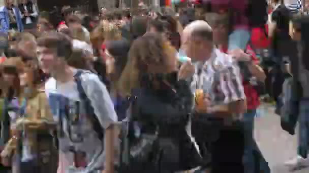 Mulher na máscara infla bolhas de sabão na multidão de pessoas — Vídeo de Stock