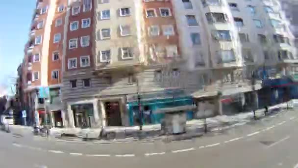 公交车走在城市街道上沿显示 windows 的店铺 — 图库视频影像