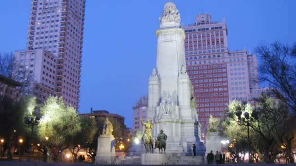 Monumen untuk Cervantes berdiri di depan Edificio Espana — Stok Video